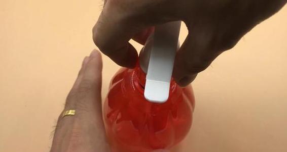 洁厕灵去除马桶内部的尿垢的方法,马桶底部黄渍顽固用洁厕灵洗不掉