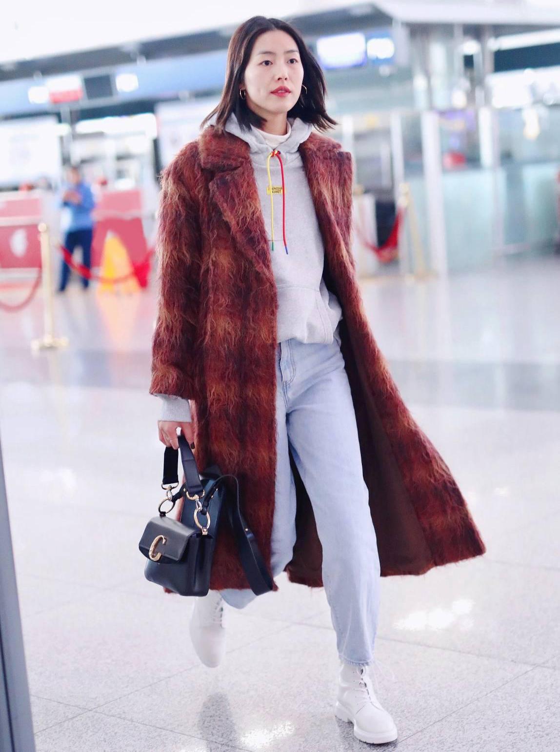 刘雯2021咖色卫衣,彪马黄色卫衣刘雯