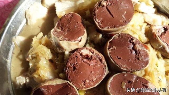 最正宗的东北农村杀猪菜,东北杀猪菜血肠灌肉