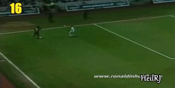 罗纳尔迪尼奥巴萨过人盘带,足球精灵罗纳尔迪尼奥花式过人