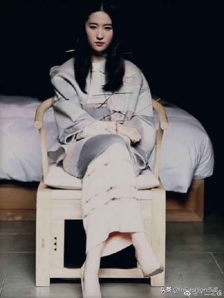 刘亦菲确认下一部新剧了吗,刘亦菲一身露腰造型亮相机场