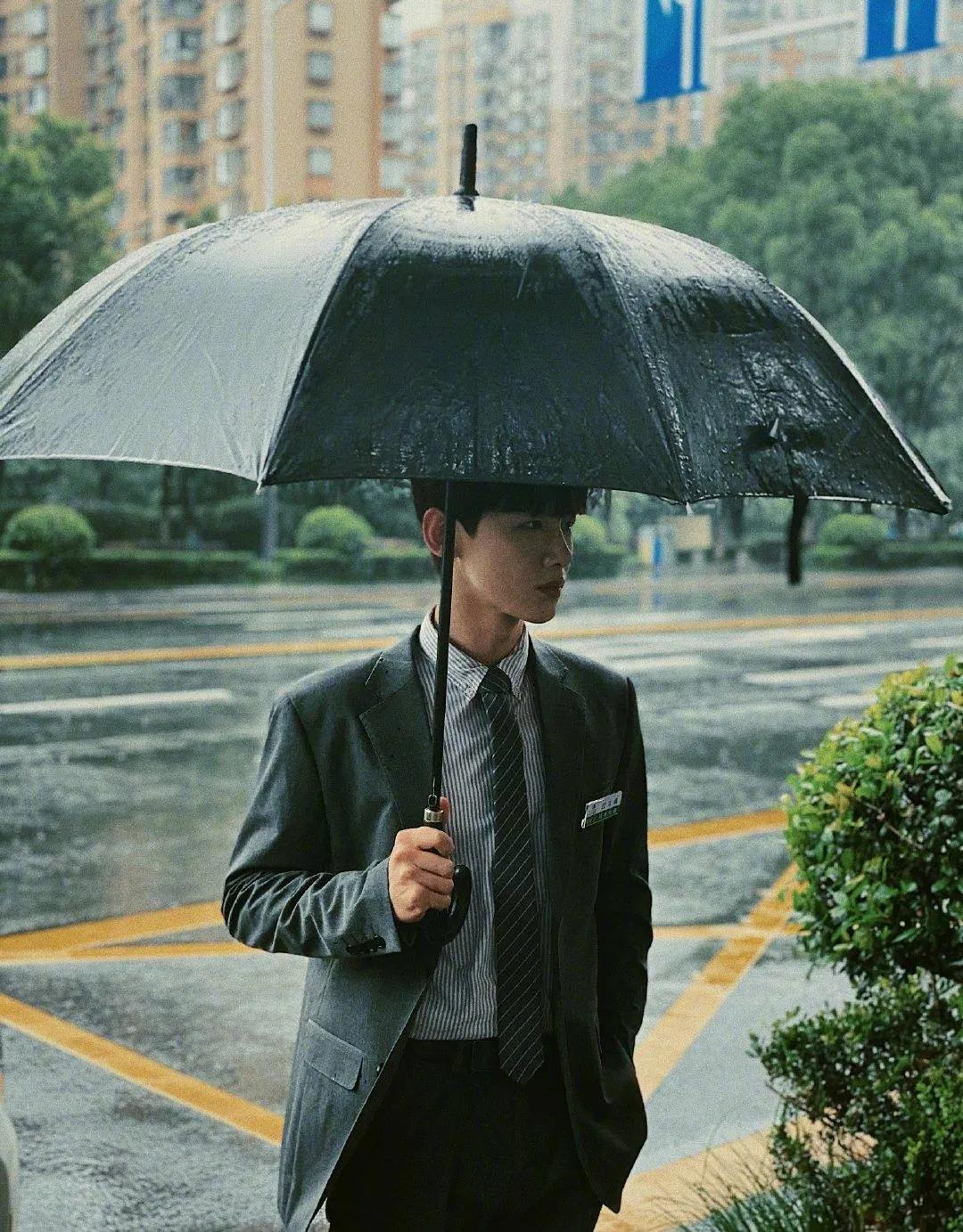 白敬亭穿的安踏粉色篮球鞋是哪双,白敬亭打篮球上海安踏活动背影