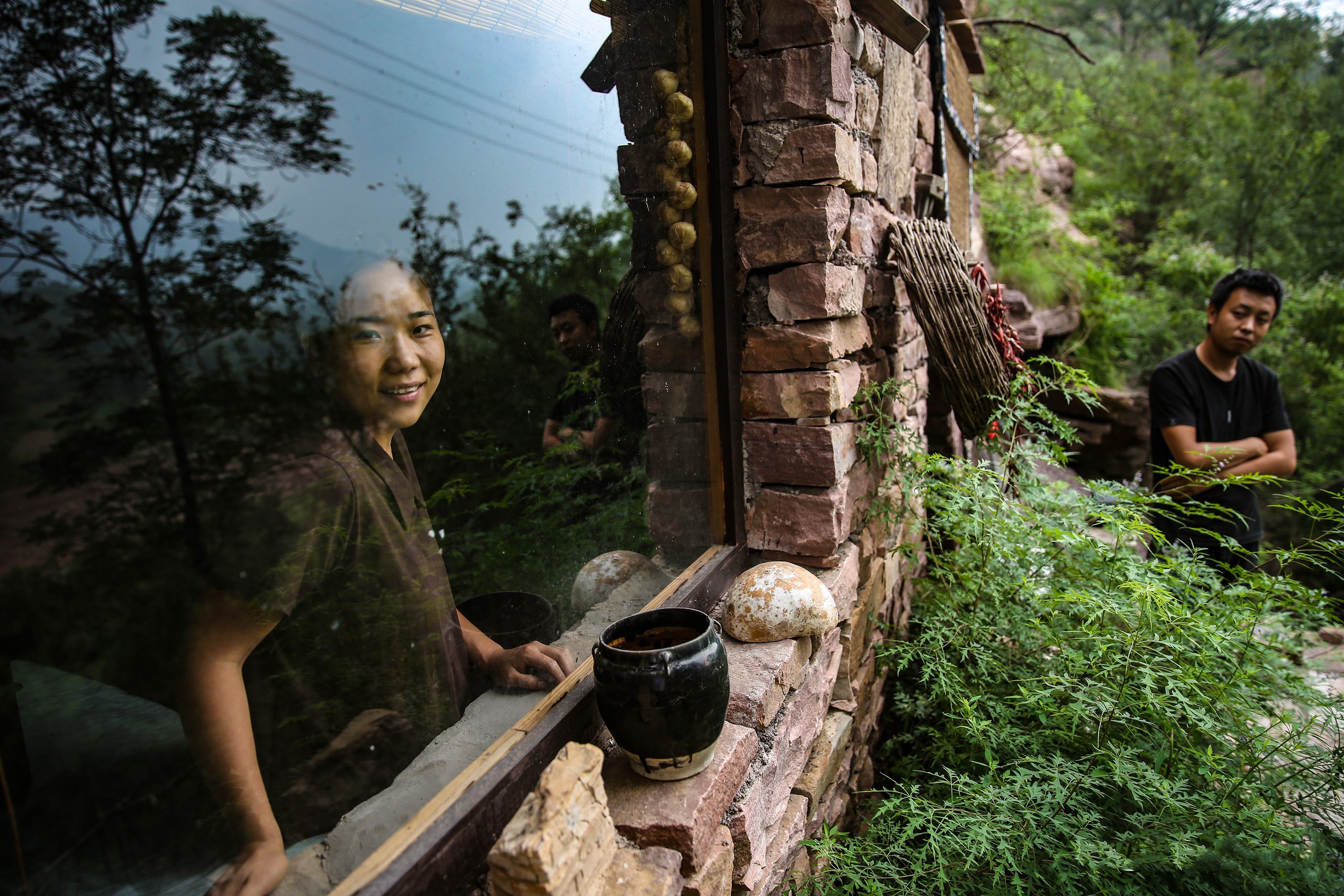 住崖穴、拍视频、卖山货，井陉网红小夫妻做起了“山大王”