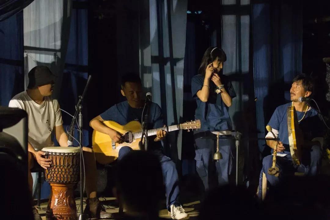 租下城郊200㎡小院，和陌生人一起生活5年：唱歌、染布、盖树屋