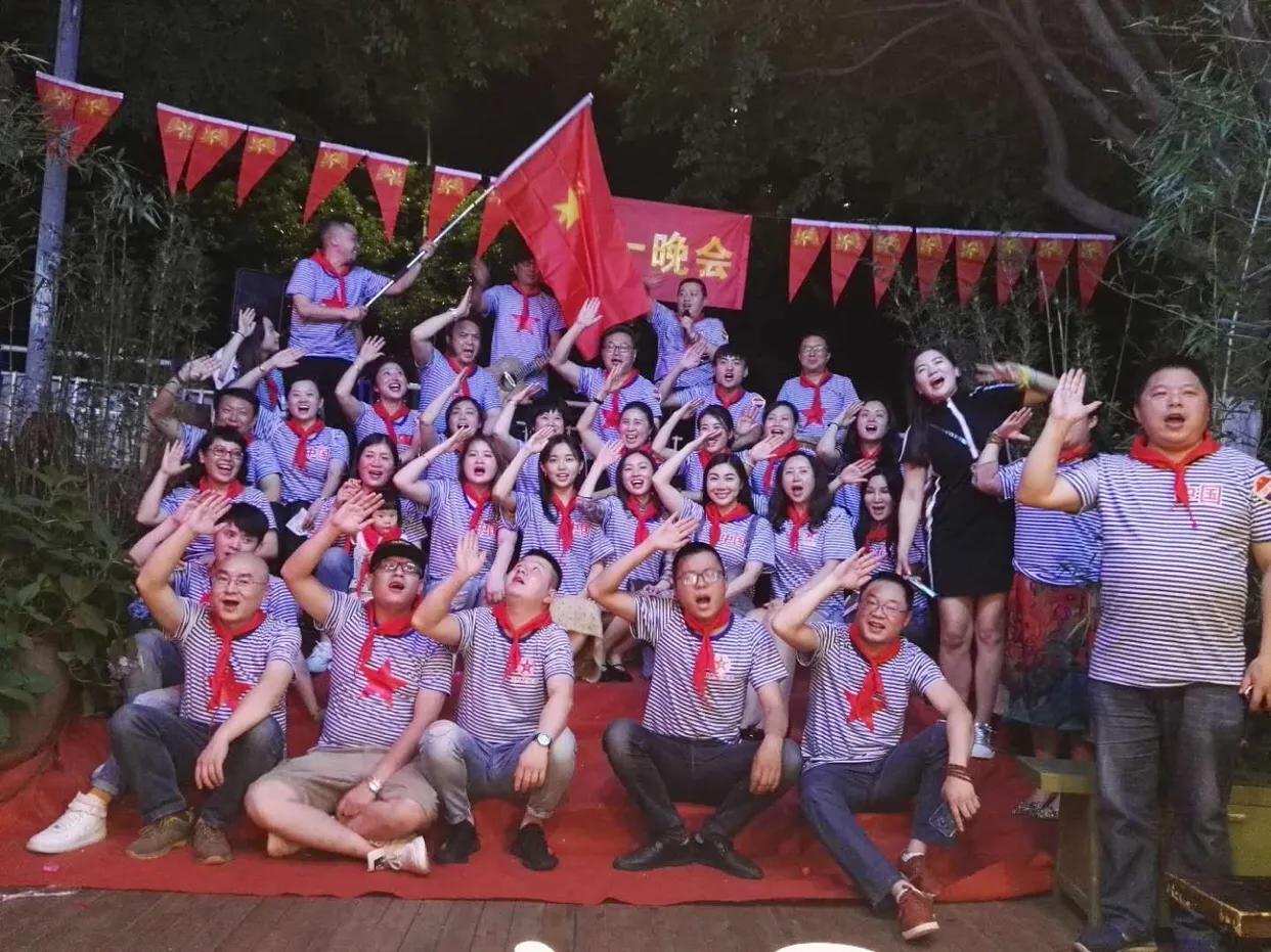 超龄儿童戴红领巾图片,戴红领巾的小朋友六一儿童节