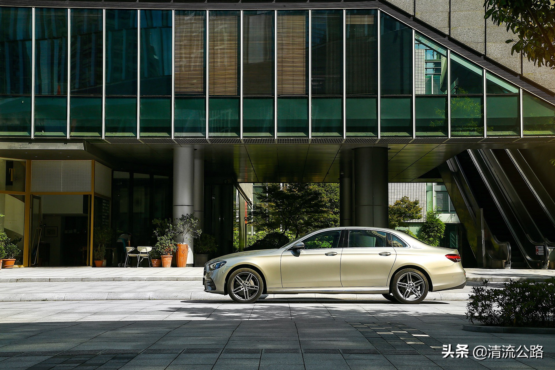 新款奔驰e级实车精致大气,新款奔驰e级哪个配置值得入手