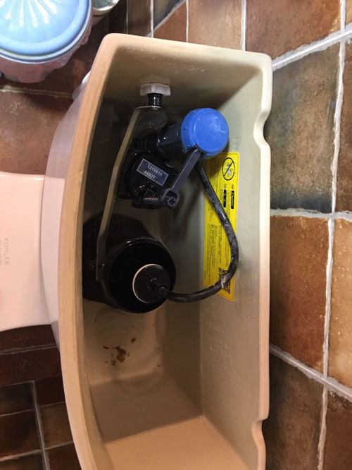 马桶坑内水位变低出水速度也很慢,马桶冲劲小下水慢水位低