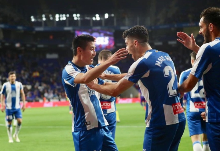 第一球武磊王者归来挑射破门,武磊挑射塞维利亚大门