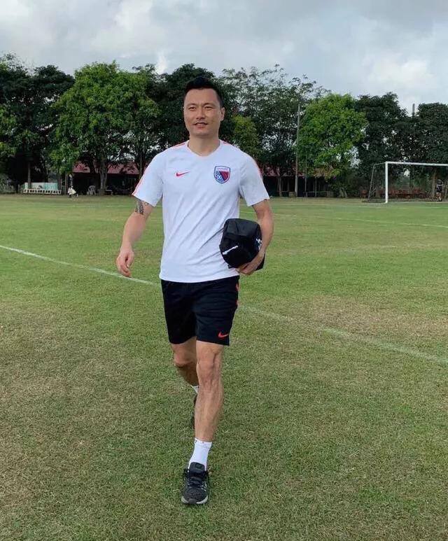 恒大悍将现身天海训练场，妻子是亚洲小姐，曾经深大校花