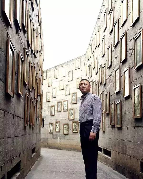 嫌工资低辞职光脚坐在火车站,成都市副市长辞职