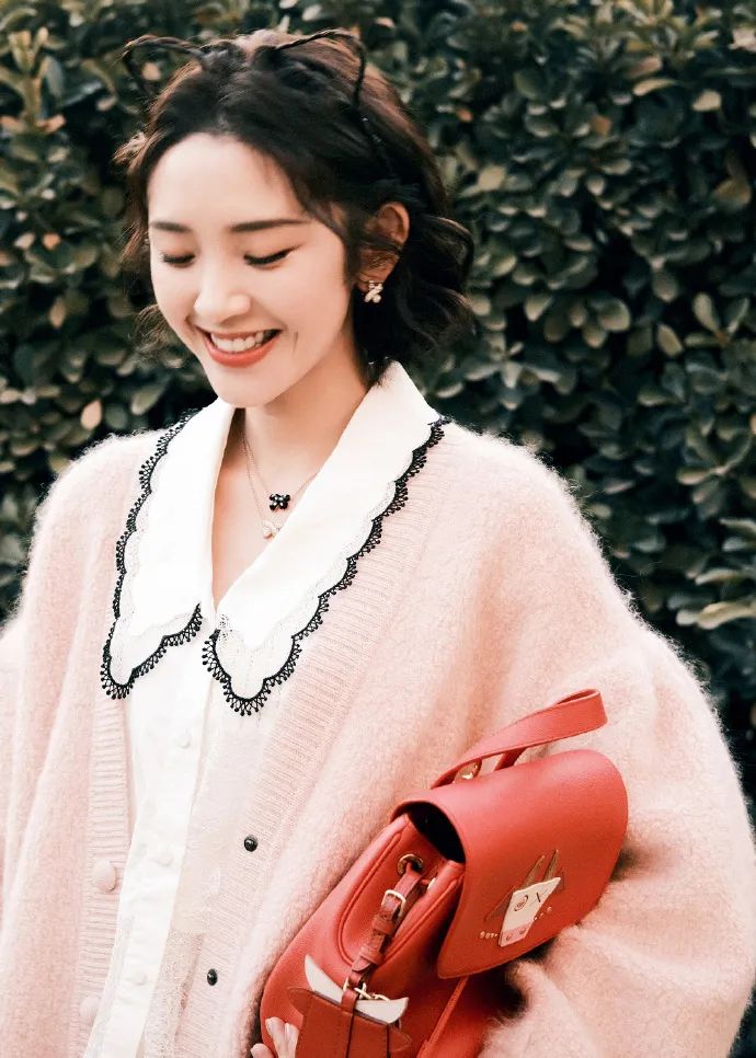 春晚时尚图鉴：热巴杨幂的红裙、王菲刷碗手套和董卿李思思的口红