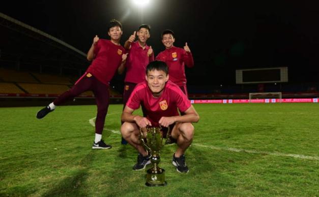 一年刷2耻辱！中国足球“冠军之师”沦为鱼腩，成帅或带队踢中乙