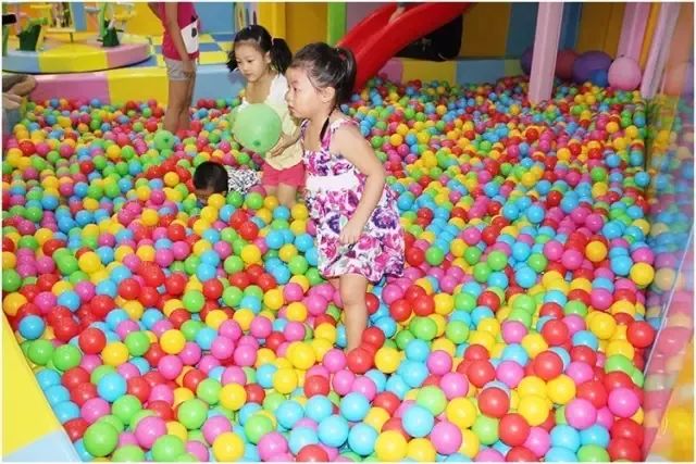 儿童纸尿裤滑滑梯,穿纸尿裤的宝宝滑滑梯