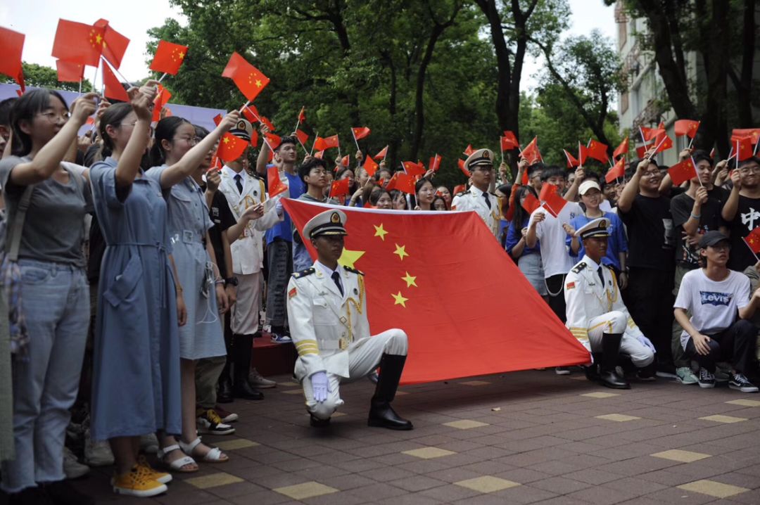 学生会的“璐瑶姐”、潜心公益的“爱心天使”、敢坐滑翔机的超飒女孩儿驾到