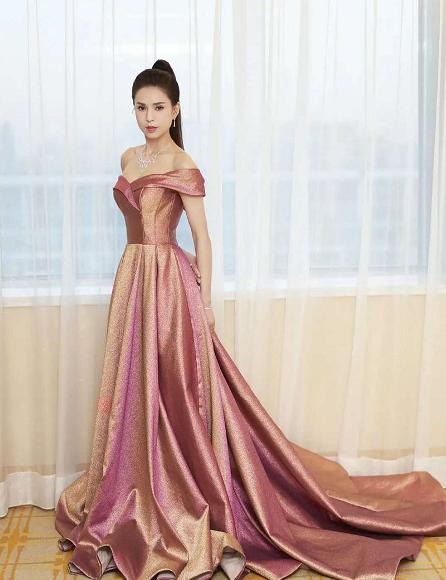 最美小龙女李若彤年龄成谜，穿紧身裤秀美腿太诱惑，身材好绝！