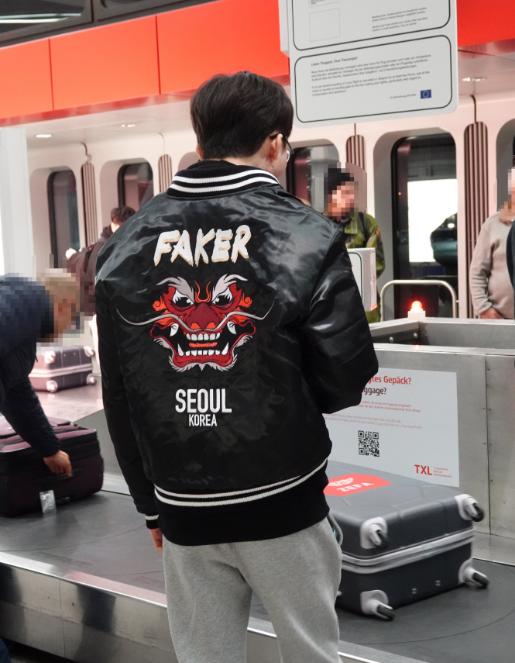 李哥faker看红色队衣,铁公鸡李哥faker