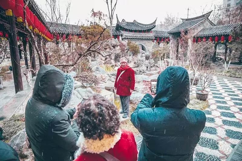 徐州市中心处竟隐藏着一片梅花林，时尚又古香的街区被映成粉色