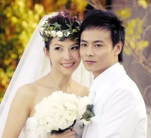 蔡少芬张晋全家福上热搜，三胎儿子“唐装”出镜，年味儿十足