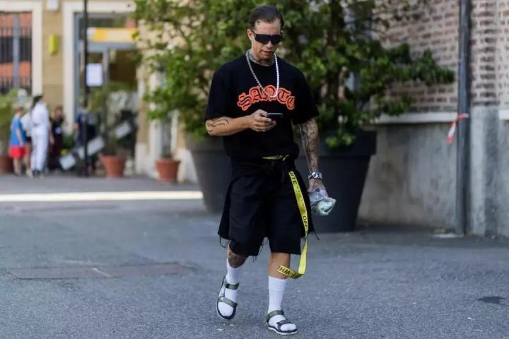 拖鞋才是夏日街头最靓的仔,时代少年团穿拖鞋要不要穿袜子