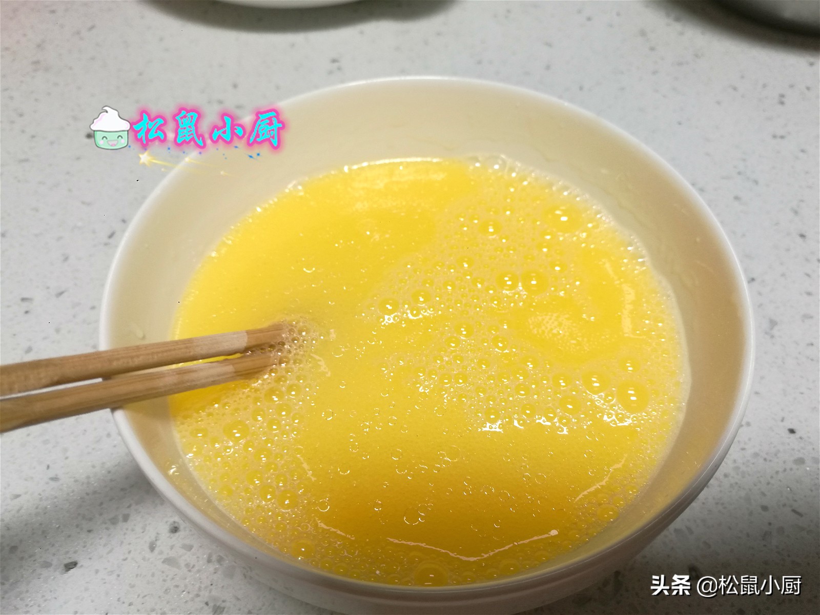 炸油条的家常做法晚上提前揉好面,过年时你吃的油条该怎么做