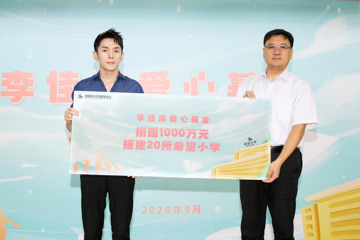 薇娅一年卖115亿，她不露脸也能月入300万，网红到底有多挣钱？