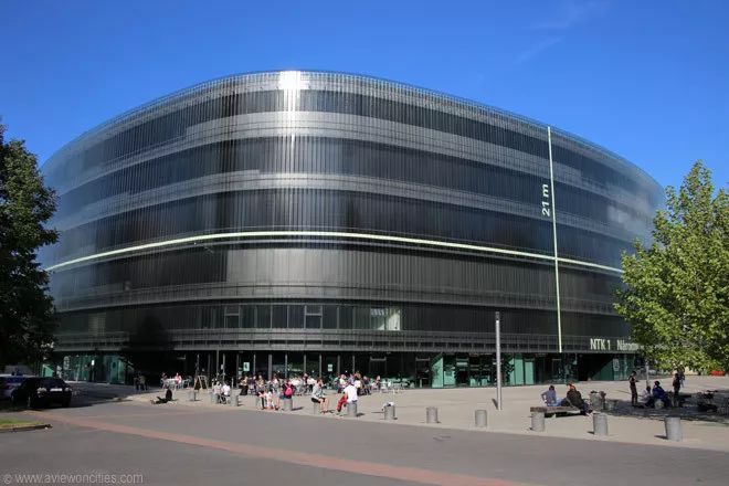 「钢·旅」疯狂布拉格：房子会跳舞、飞艇停屋顶…