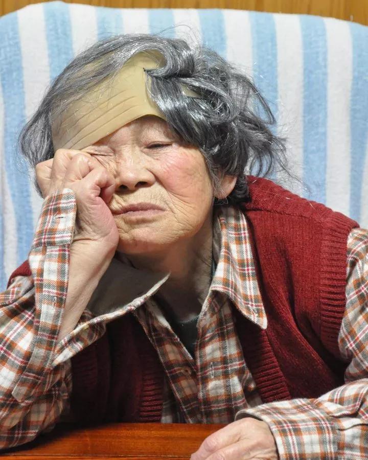 日本老奶奶碰瓷,酗酒飙车碰瓷爆红网络
