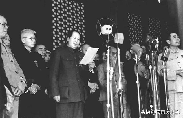 他是大军区政委，55年没被授衔，后来地位高过元帅，官至正国级
