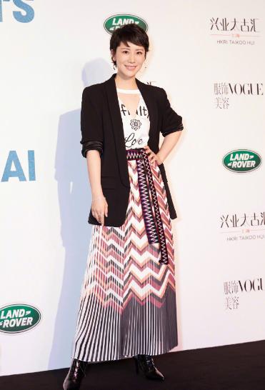 海清黑色礼服迷人短发,海清短发穿衣搭配