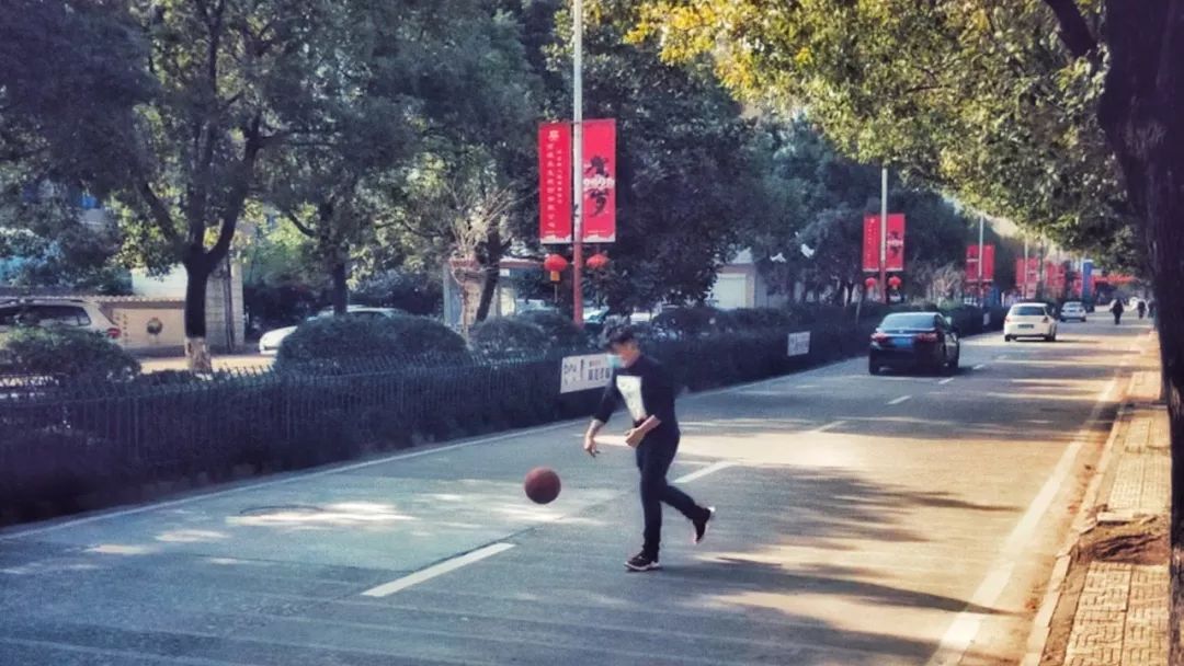 疫情下的县城夜晚照片真实,疫情时期农村的真实生活