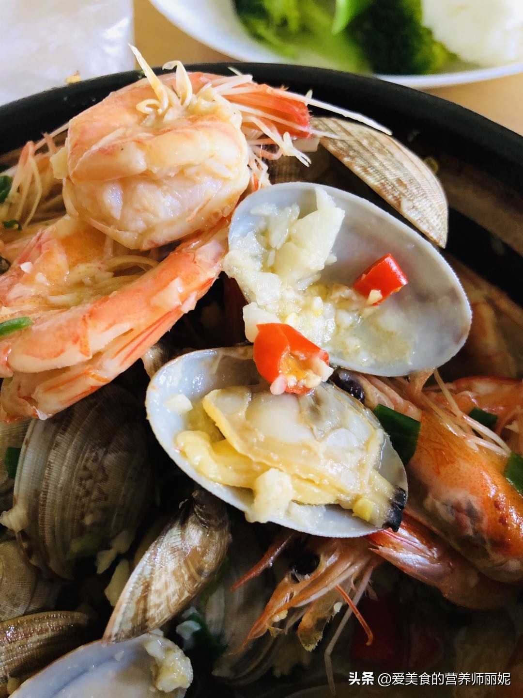 花蛤基围虾焖锅,蒜蓉花蛤虾煲的家常做法