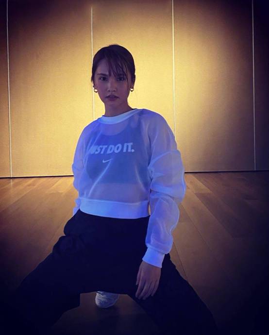 杨丞琳真是有勇气！白色纱网上衣搭配运动裤，休闲风也能大秀身材