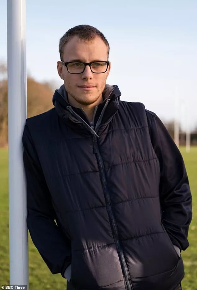 22岁女孩遭教练虐待,足球队员被教练虐待