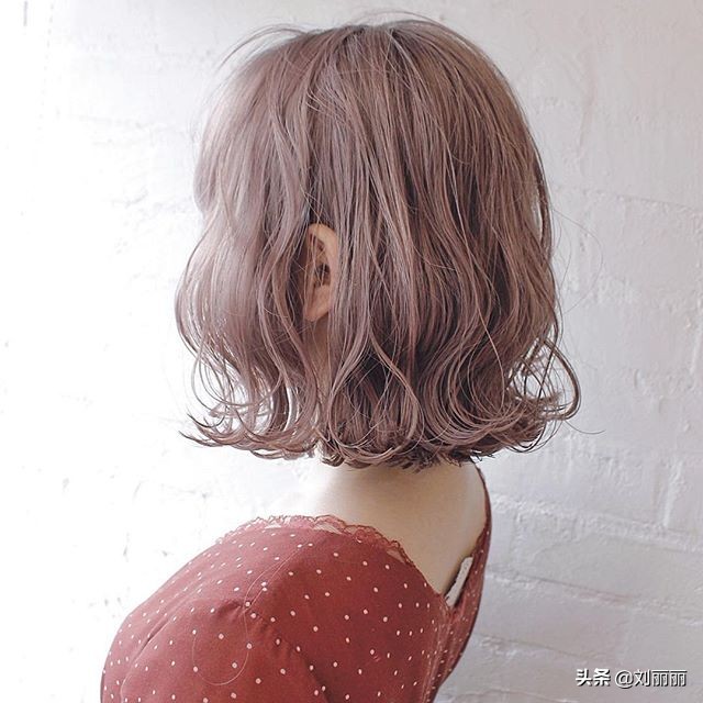 好看又时尚的发型最新款,40-50岁洋气烫发型中长发大圆脸
