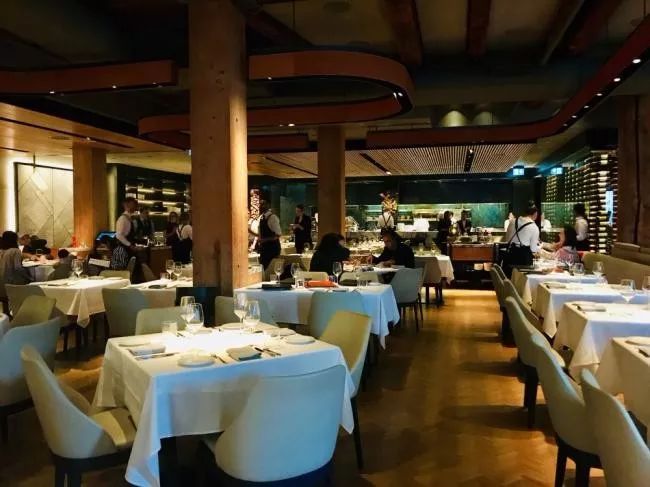 想要吃到温哥华最正宗的火焰炭烤牛排，耶路镇这家店一定是首选