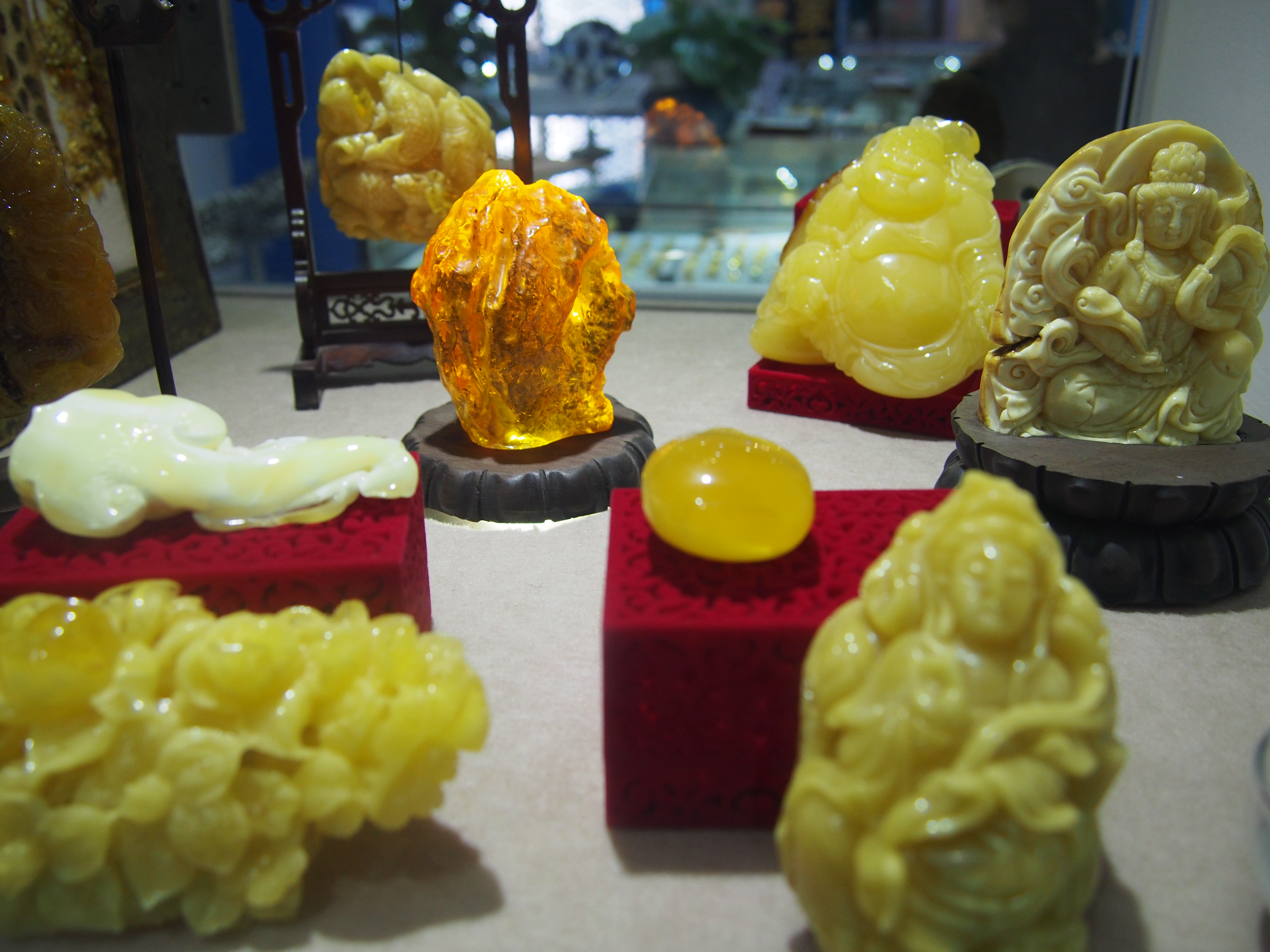 琥珀和蜜蜡是怎么辨别真假的,真假琥珀蜜蜡的鉴别最简单