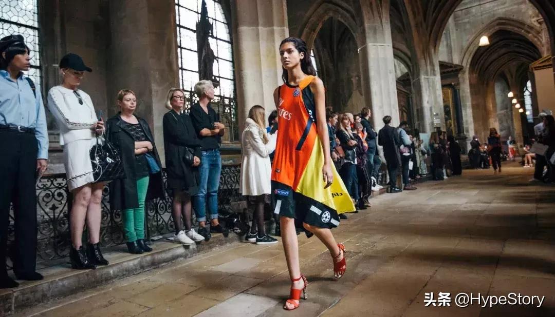 伦敦时装周惊艳全场，谁还敢说球衣不时髦？