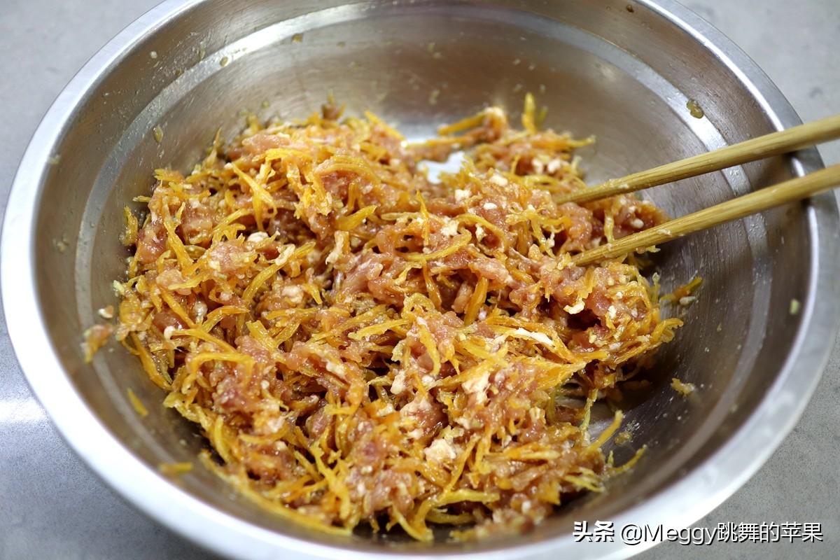 1碗肉馅1个蛋，顺手蒸个鸟巢太阳蛋，香嫩多汁，老公说有老家味儿