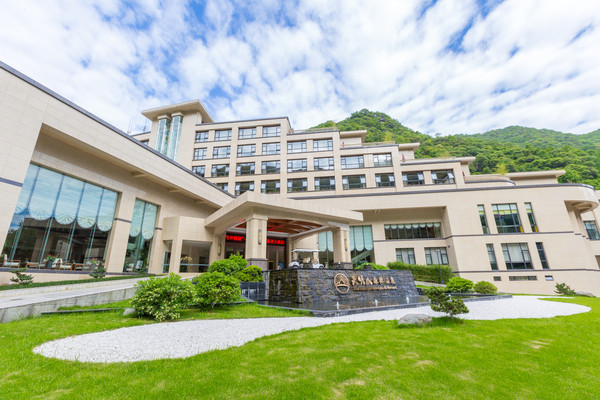 深藏在森林之中的温泉酒店，周末度假的好地方