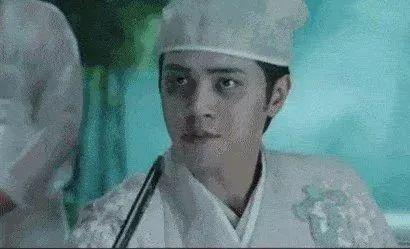 为什么特朗普的眼圈是白的,特朗普的白眼圈是怎么回事