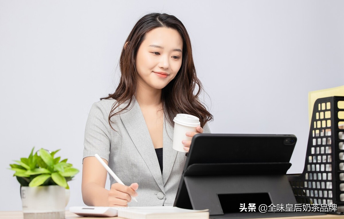 选择全味皇后茶饮加盟，携手共进，共创辉煌