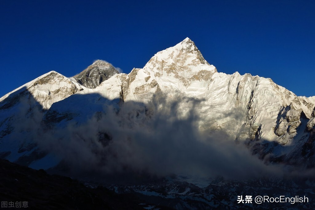名字前不加不定冠词,一般情况下名字前面都要加冠词吗