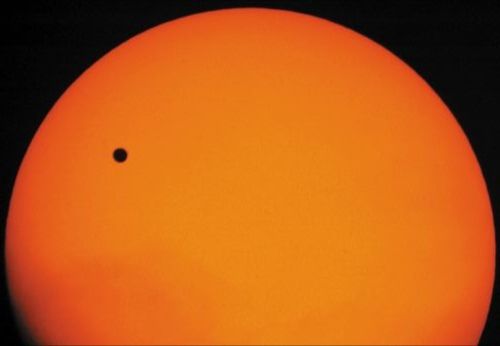 月球在什么位置会发生日食现象,日食是不是地球挡住了太阳光