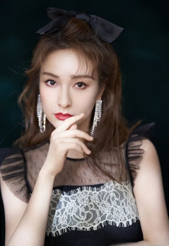 吴昕有哪些时髦又吸睛的穿搭,吴昕穿紫裙配什么发型