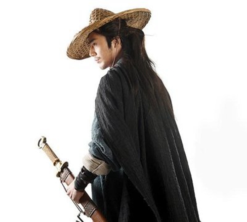 那股杀气如潮水般弥漫开来，两人微微一震，同时扭过脸去望向密林