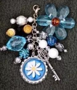 用啤酒的瓶盖怎么做成玩具,六个瓶盖可以做什么手工玩具