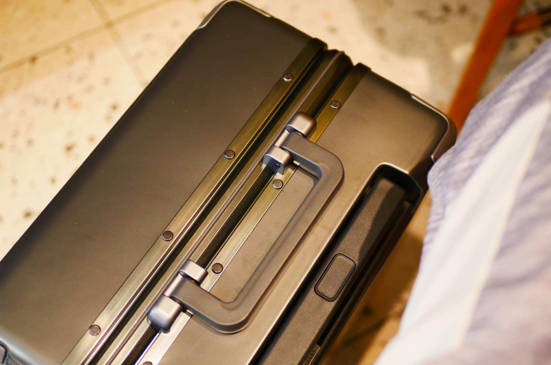 地平线8号20寸登机箱黑色,地平线8号经典系列行李箱测评