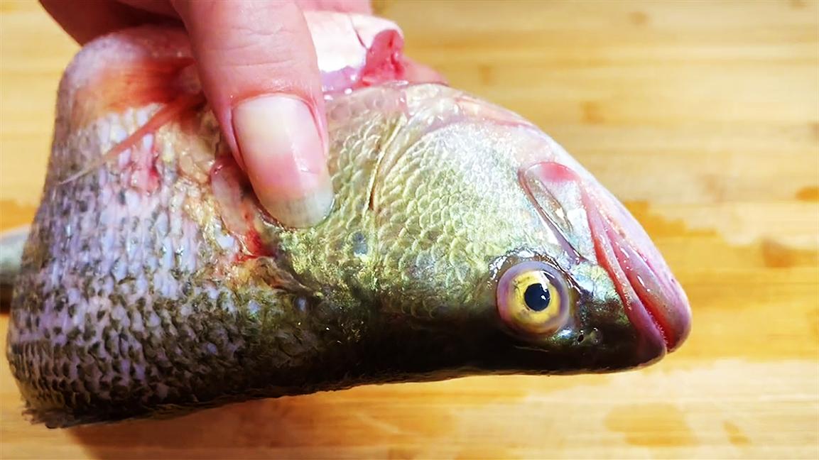 清蒸鲈鱼怎么做好吃又不腥气窍门,原来清蒸鲈鱼其中还有这么多秘诀