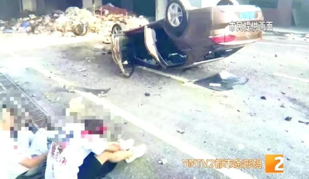 昆明一女子开车不慎坠落河中,昆明轿车高空坠落