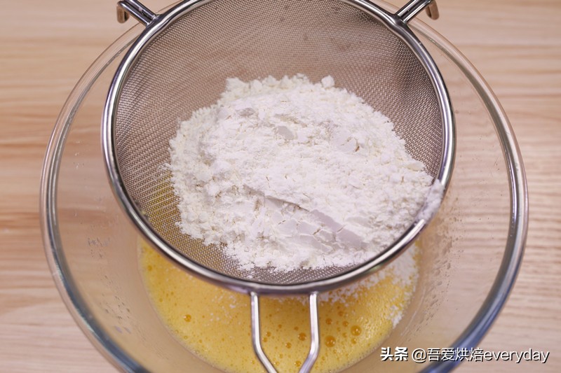 奶油纸杯蛋糕制作方法全过程,零失败的纸杯蛋糕详细做法教程